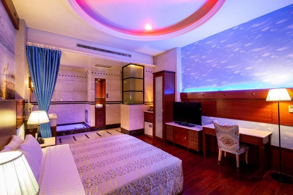 Deluxe Double Room with Bath room - Image 2