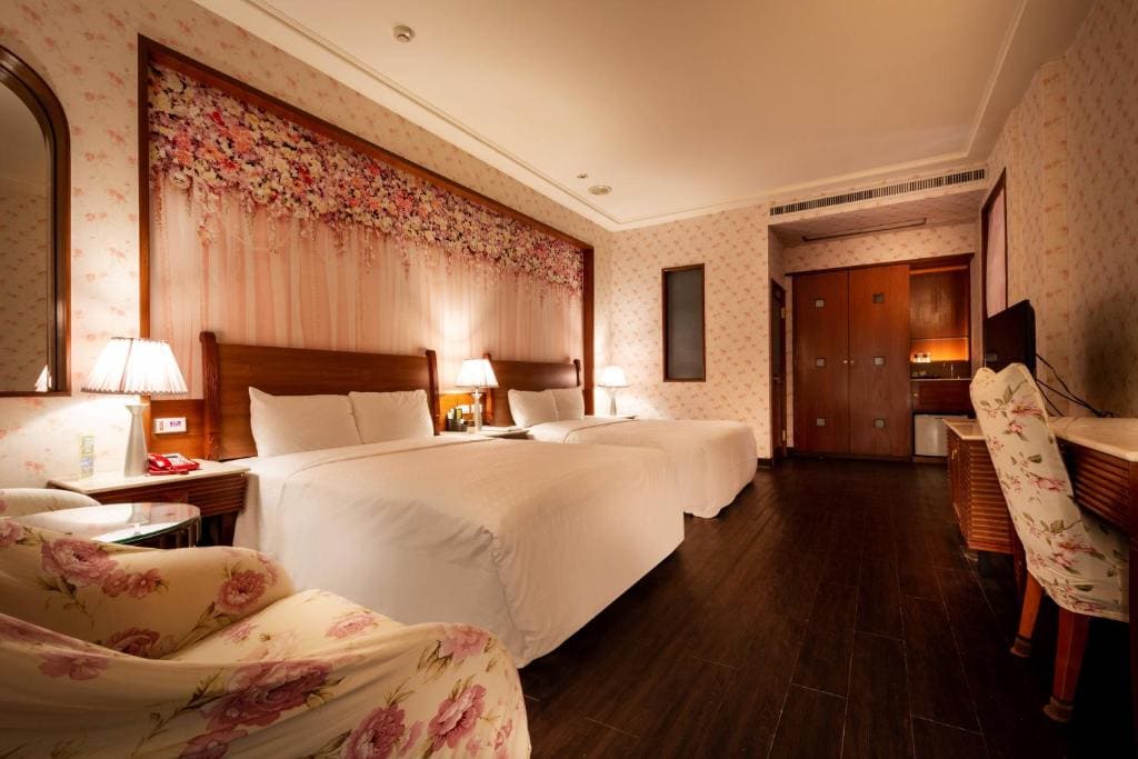 Quadruple Room with Shower room - Image 3