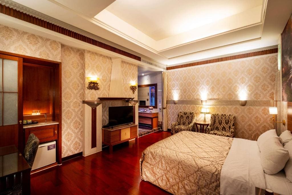 Queen Room with Spa Bath room - Image 3