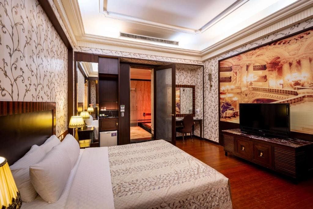 Queen Room with Spa Bath room - Image 2