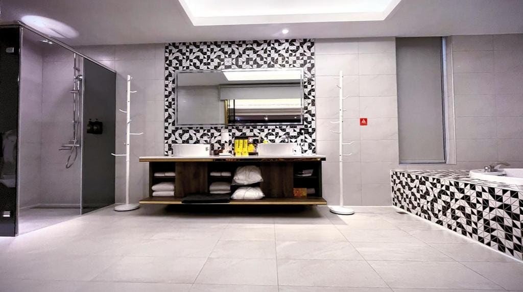 King Room with Spa Bath room - Image 3