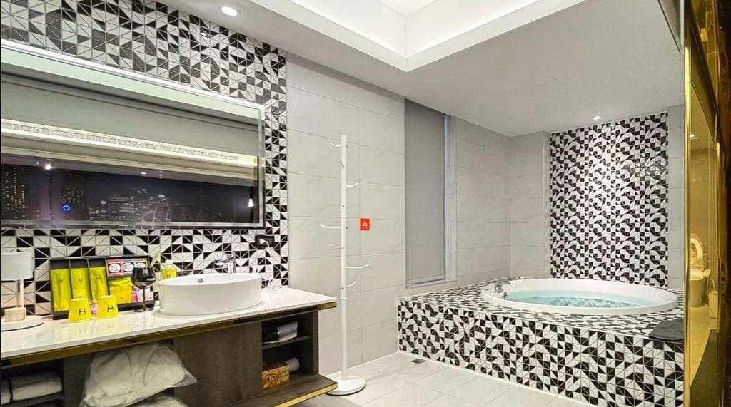 King Room with Spa Bath room - Image 2