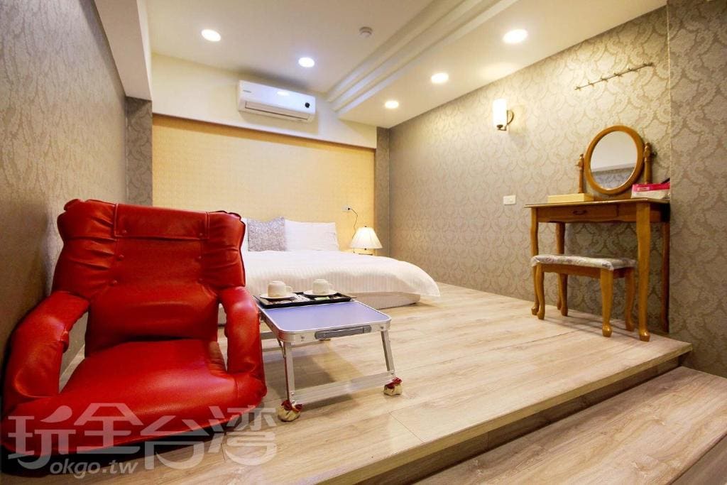 Deluxe Double Room with Shower room - Image 2