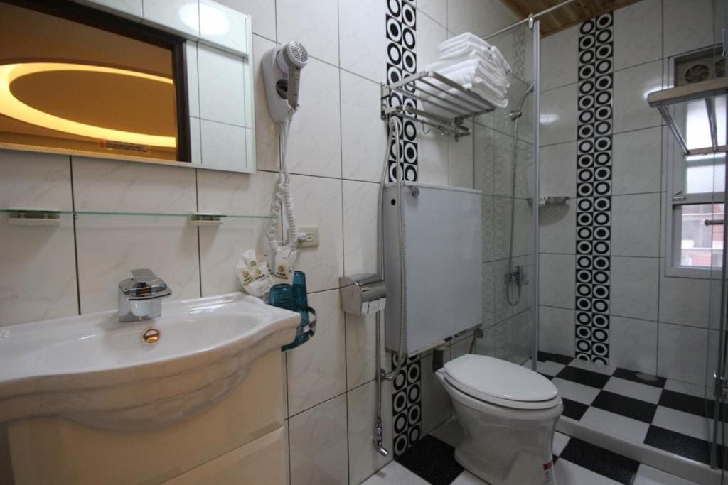 Deluxe Double Room with Shower room - Image 3