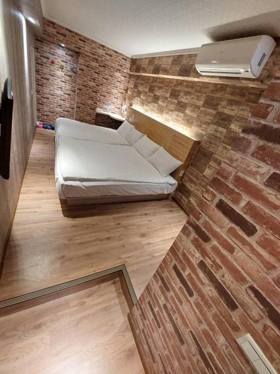 Economy Quadruple Room room - Image 2