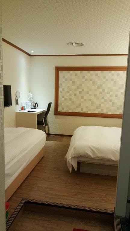 Economy Triple Room room - Image 1