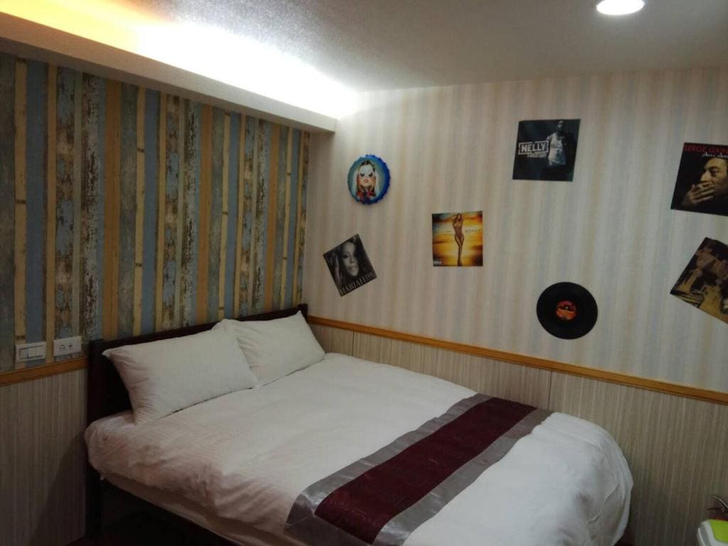 Small Double Room room - Image 2
