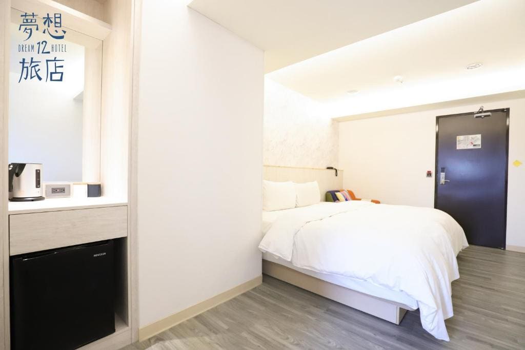 Standard Twin Room with Balcony room - Image 3