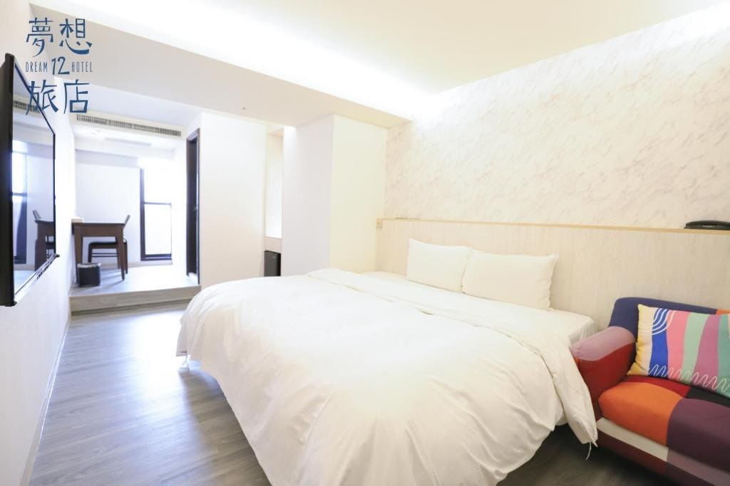 Standard Twin Room with Balcony room - Image 2