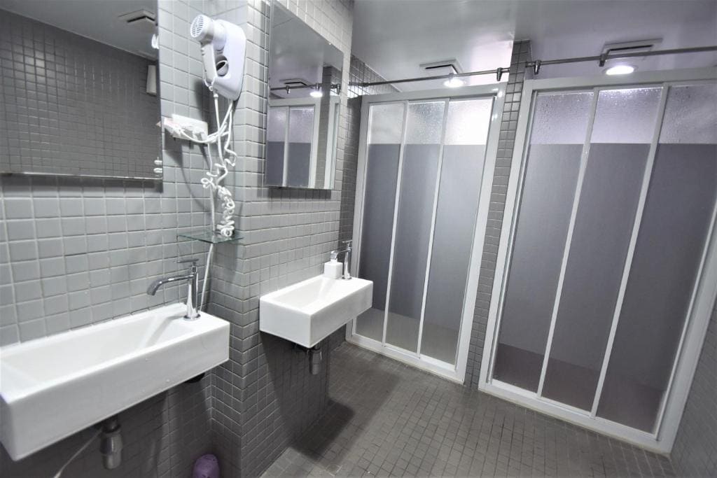 Triple Room with Shared Bathroom room - Image 3