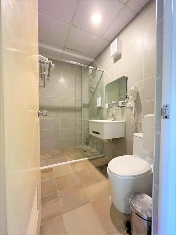 Quadruple Room with Private Bathroom room - Image 2