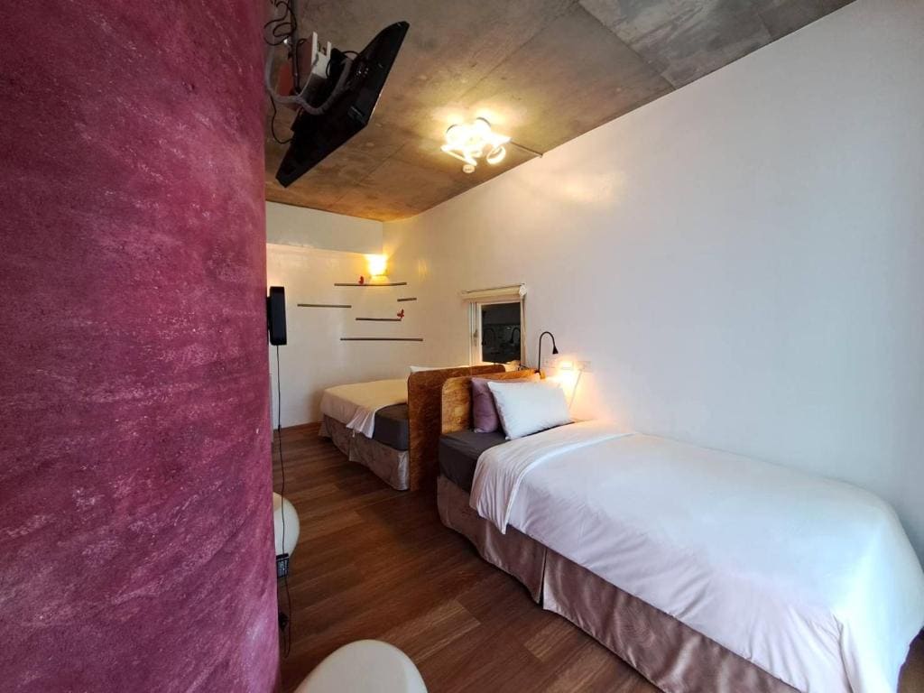 Standard Twin Room with Balcony room - Image 3