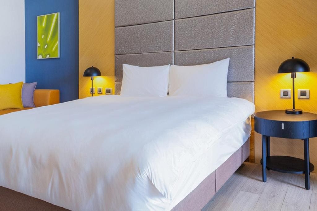 Premier King Room with Mountain View room - Image 2