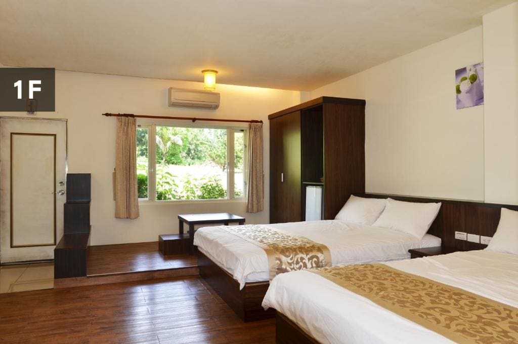 Family Room with Mountain View room - Image 3