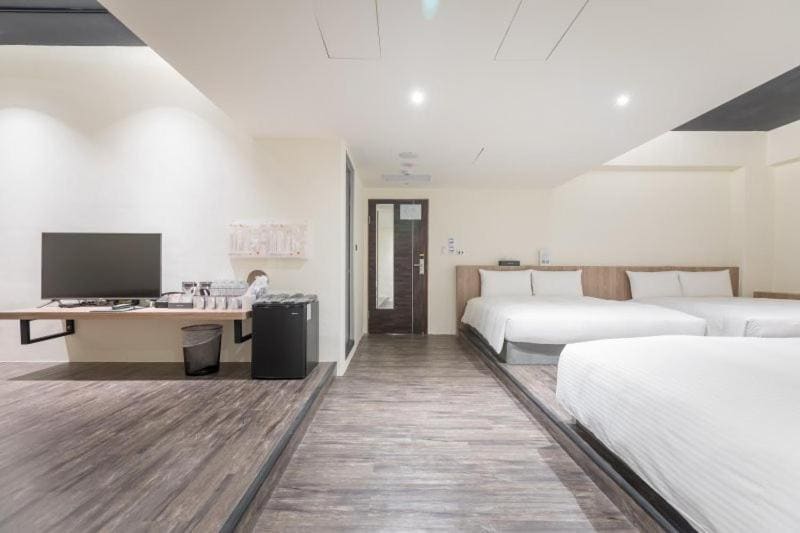 Superior Family Room room - Image 3