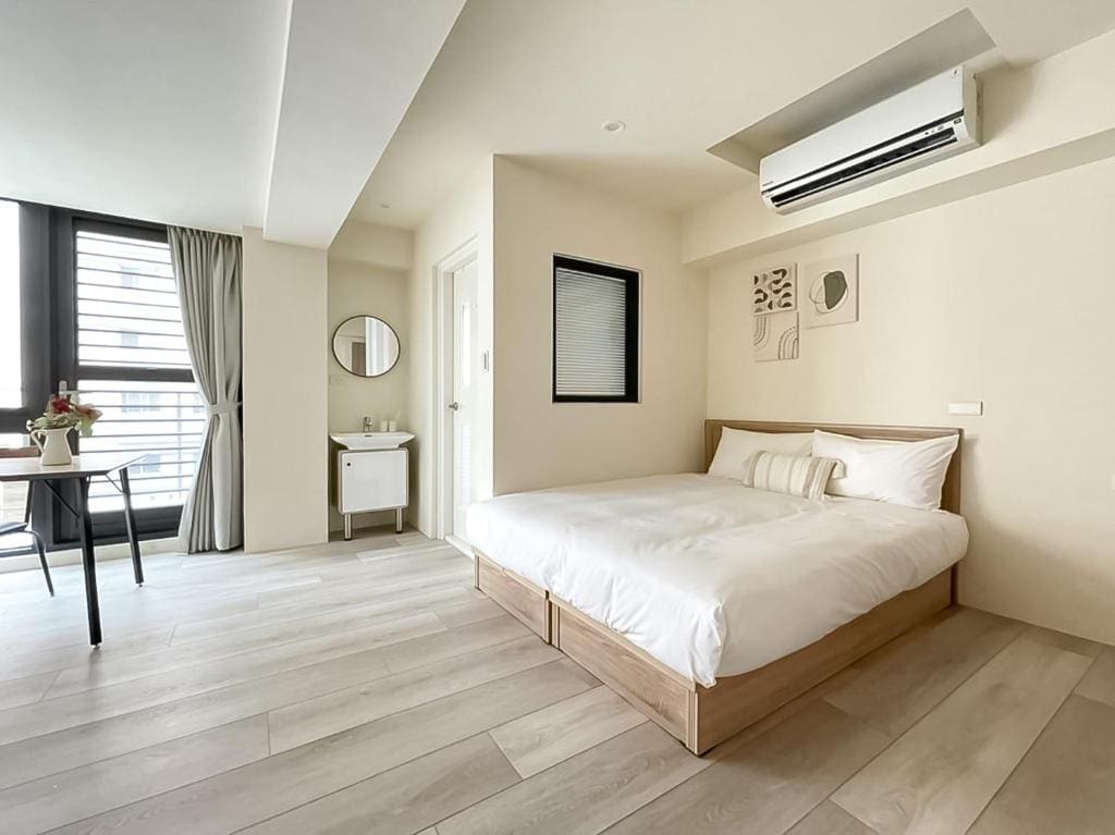 Deluxe Double Room with Balcony room - Image 3
