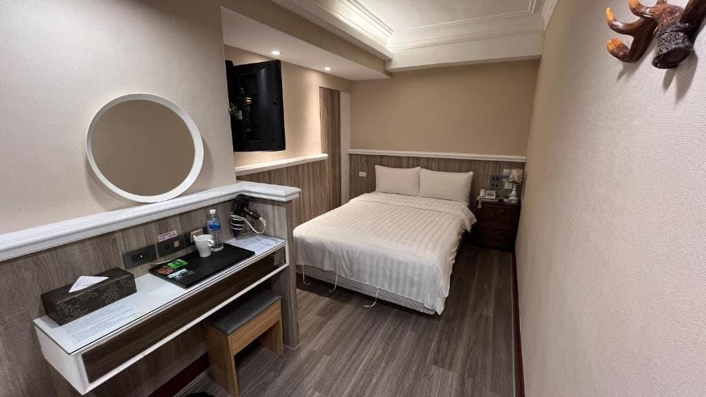 Superior Single Room with No Parking room - Image 3