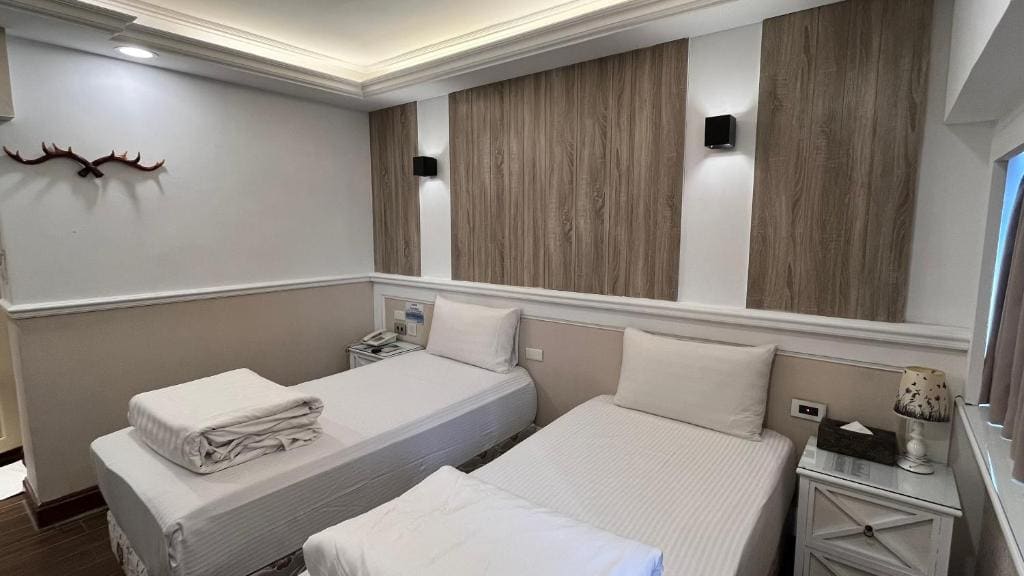 Superior Twin Room room - Image 3