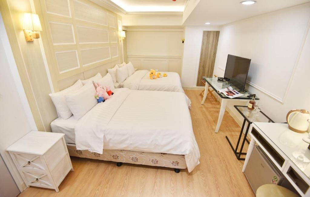 Deluxe Family Room room - Image 3