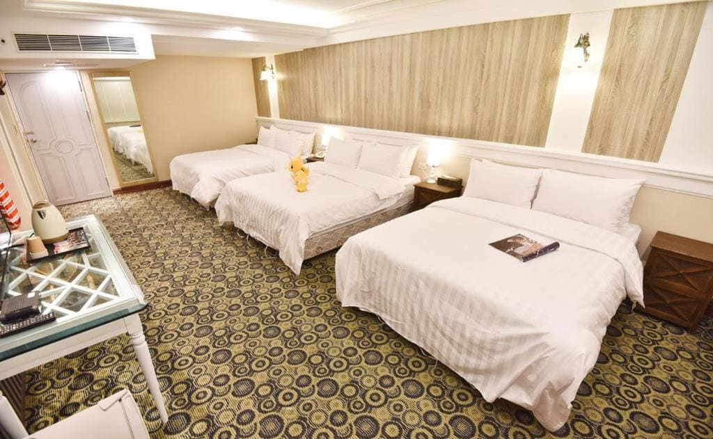 Deluxe Family Room room - Image 2