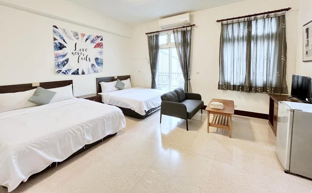 Standard Quadruple Room room - Image 2