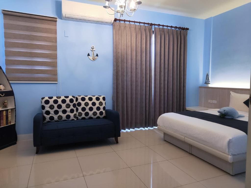 Family Room with Balcony room - Image 3