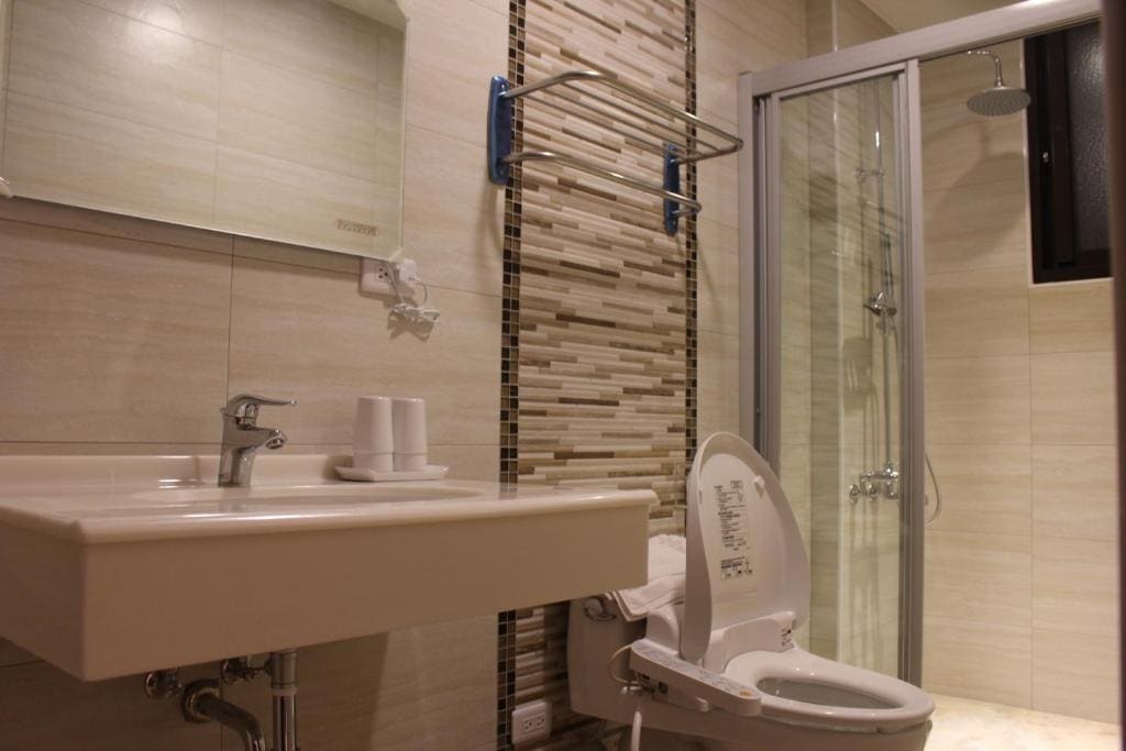Quadruple Room with Shower room - Image 3