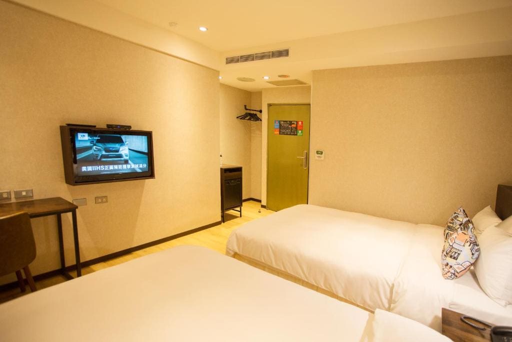 Standard Quadruple Room no window room - Image 1
