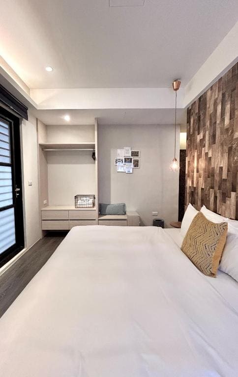 Queen Room with Balcony room - Image 3