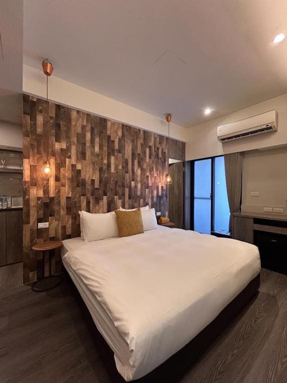 Queen Room with Balcony room - Image 1