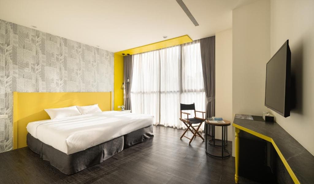 Deluxe Double Room with Shower room - Image 3
