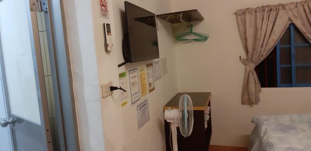 Budget Double Room with Shower room - Image 2