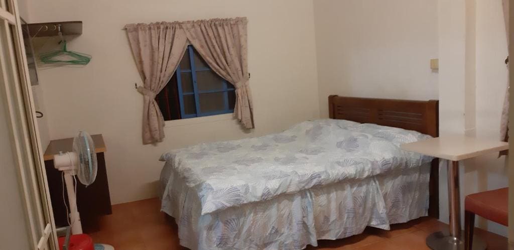 Budget Double Room with Shower room - Image 3