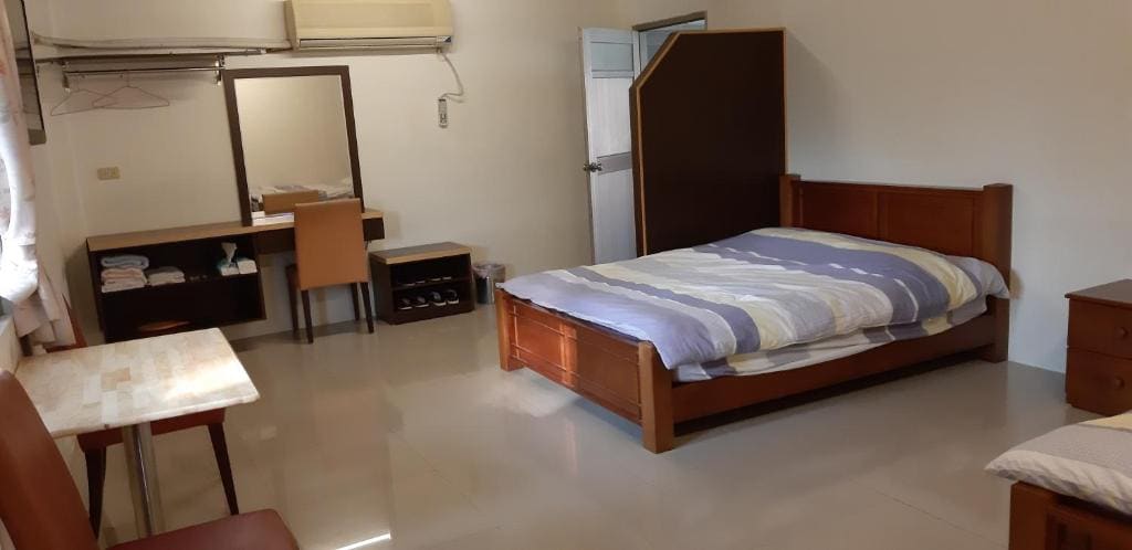 Quadruple Room with Shower room - Image 3