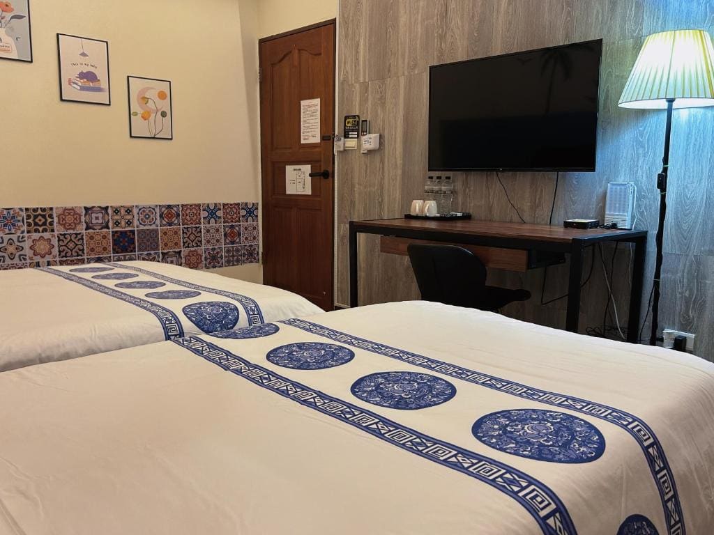 Standard Family Room room - Image 2