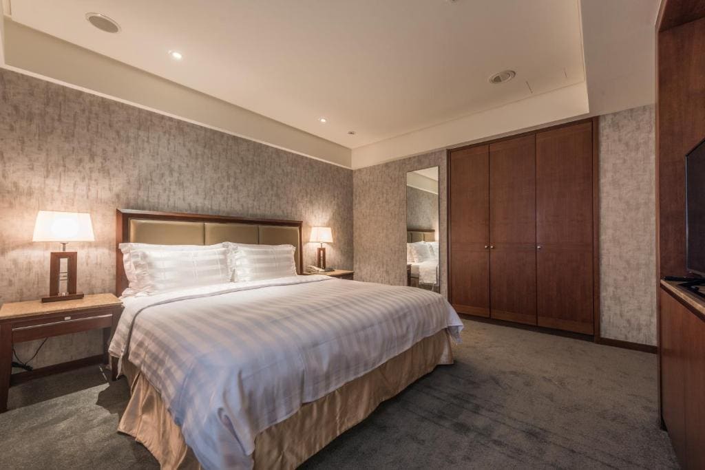 Superior King Suite room - Image 3