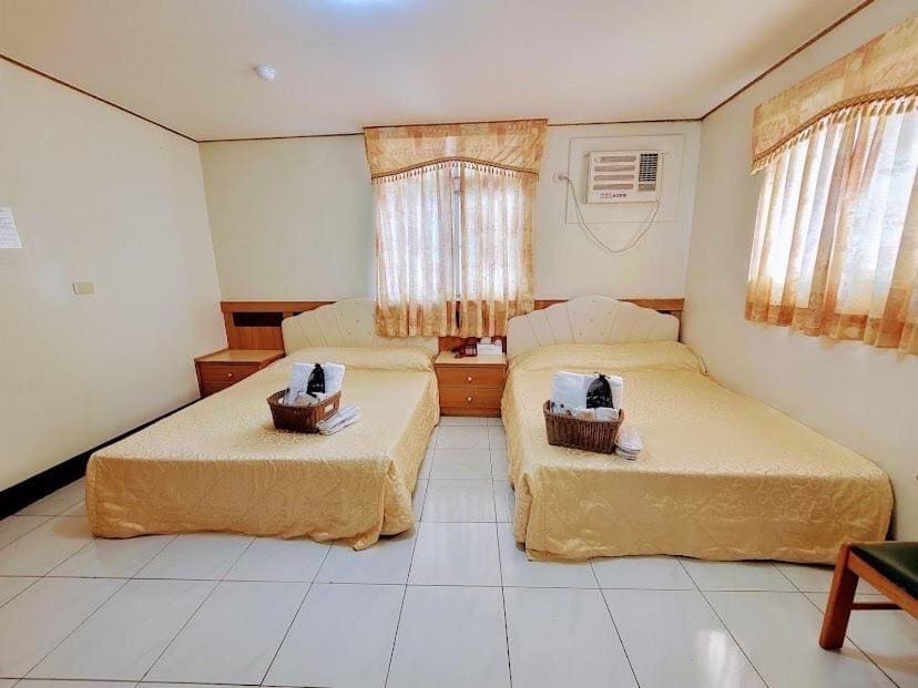 Classic Quadruple Room room - Image 2