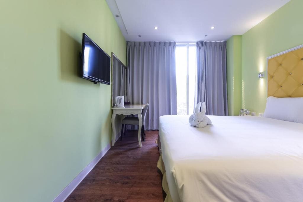 Deluxe Double Room with City View - No Balcony room - Image 3