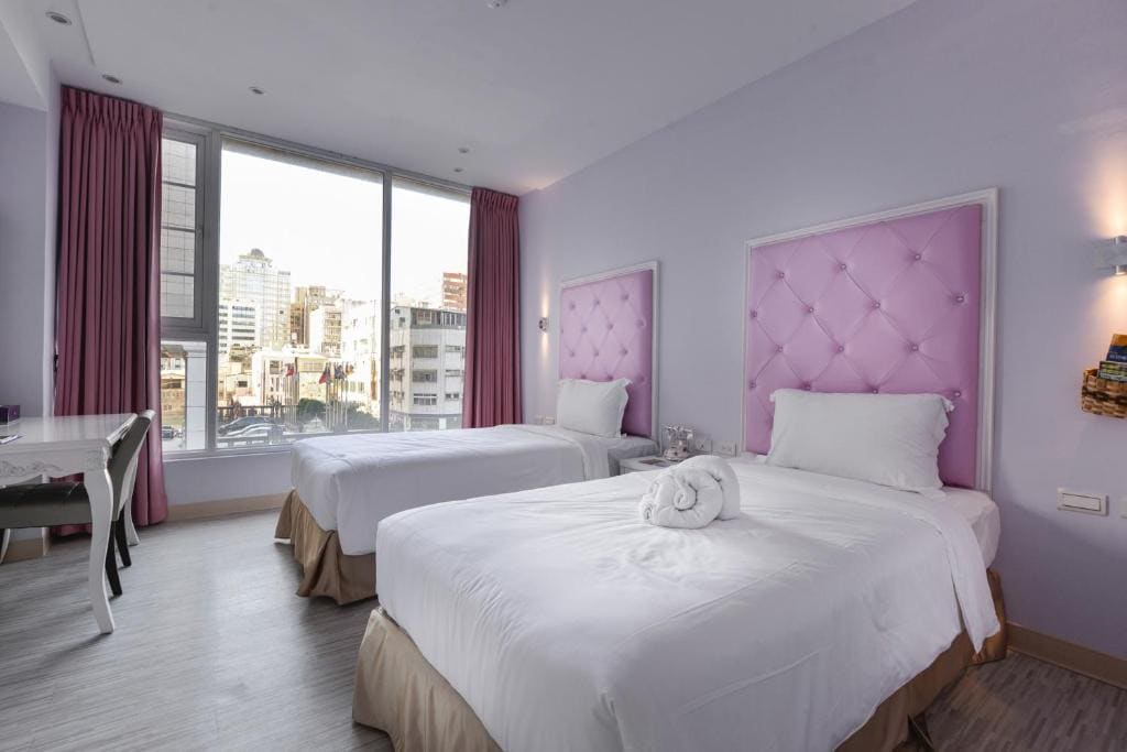 Deluxe Twin Room with City View - No Balcony room - Image 3