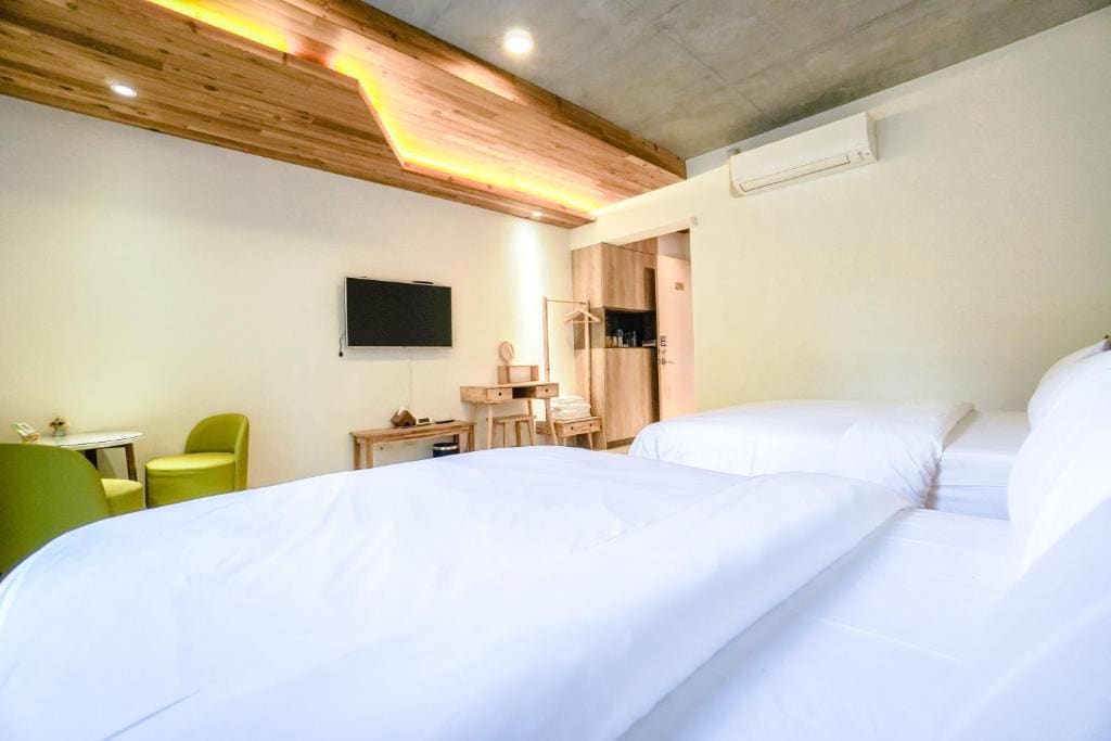 Standard Quadruple Room room - Image 3