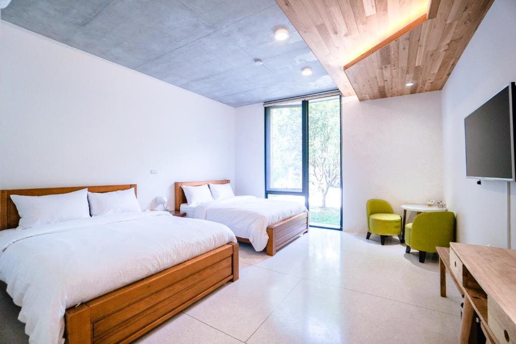 Standard Quadruple Room room - Image 2