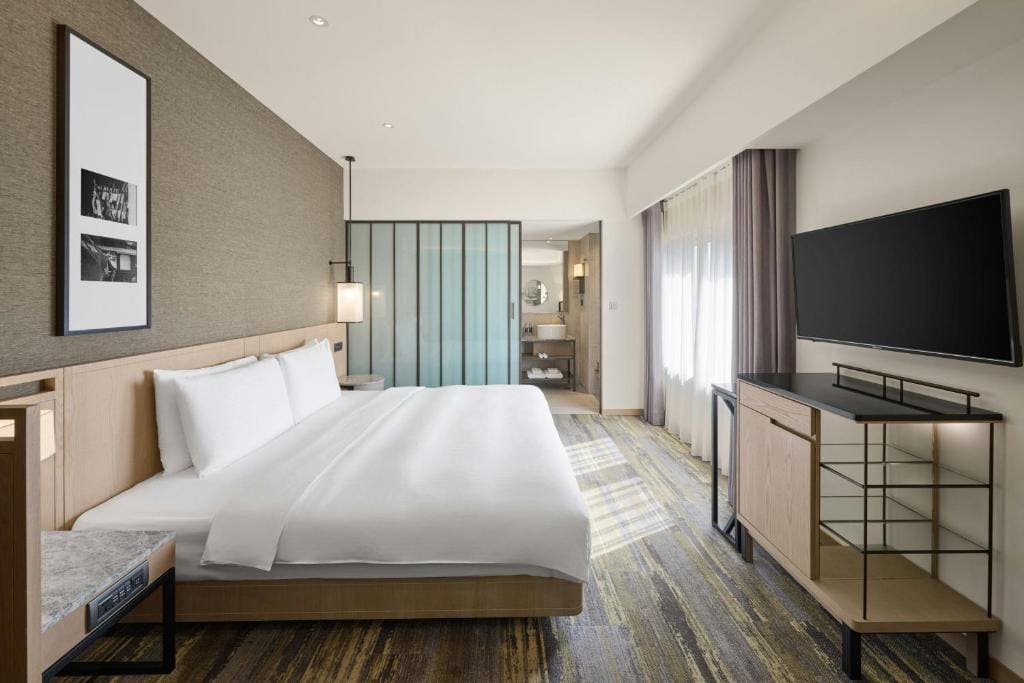 Deluxe King Room with City View room - Image 2