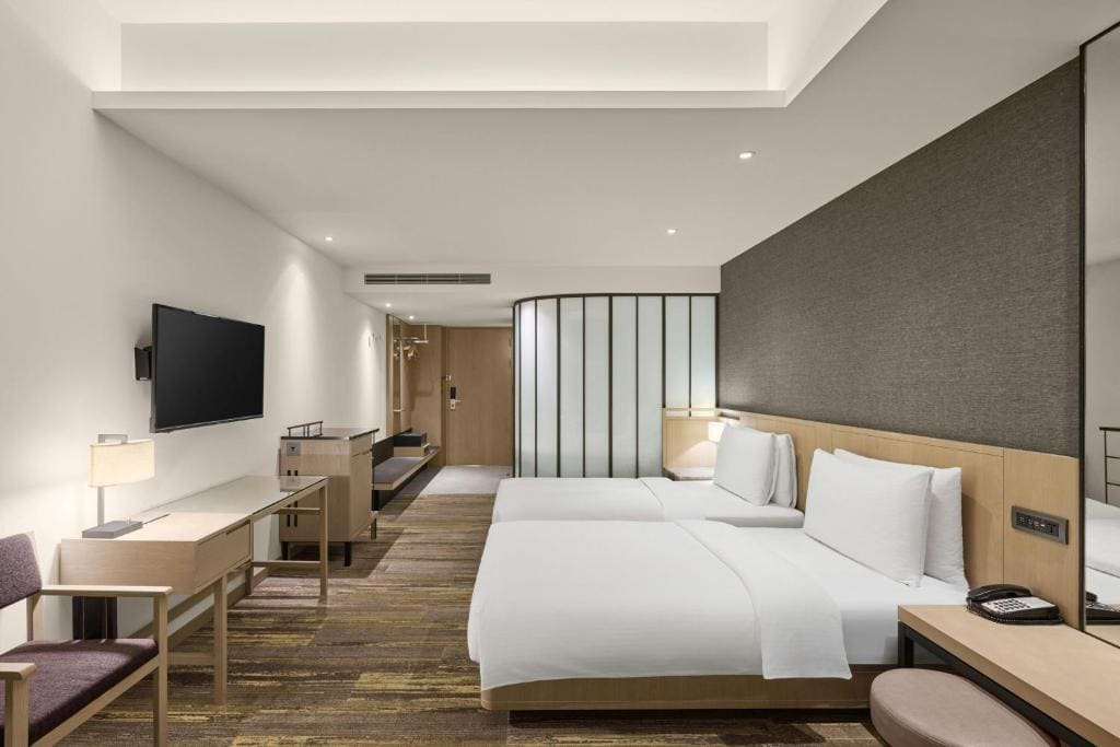 Premier Twin Room with City View room - Image 3