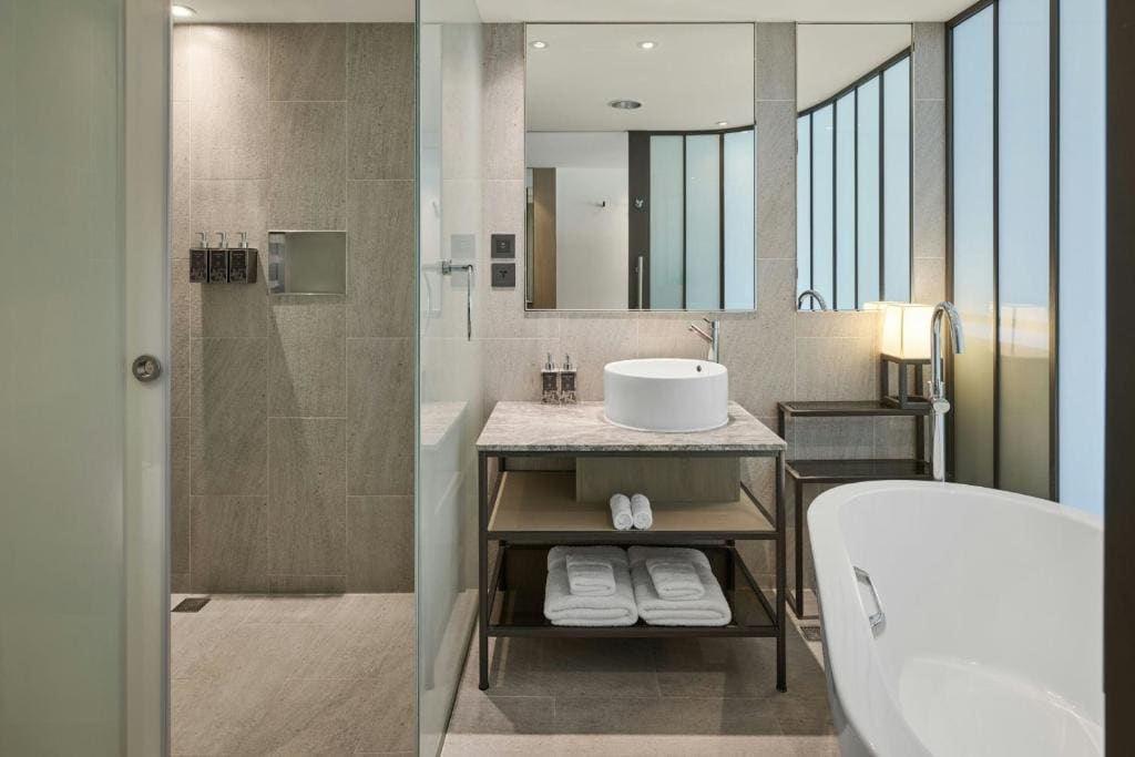Premier Twin Room with City View room - Image 2
