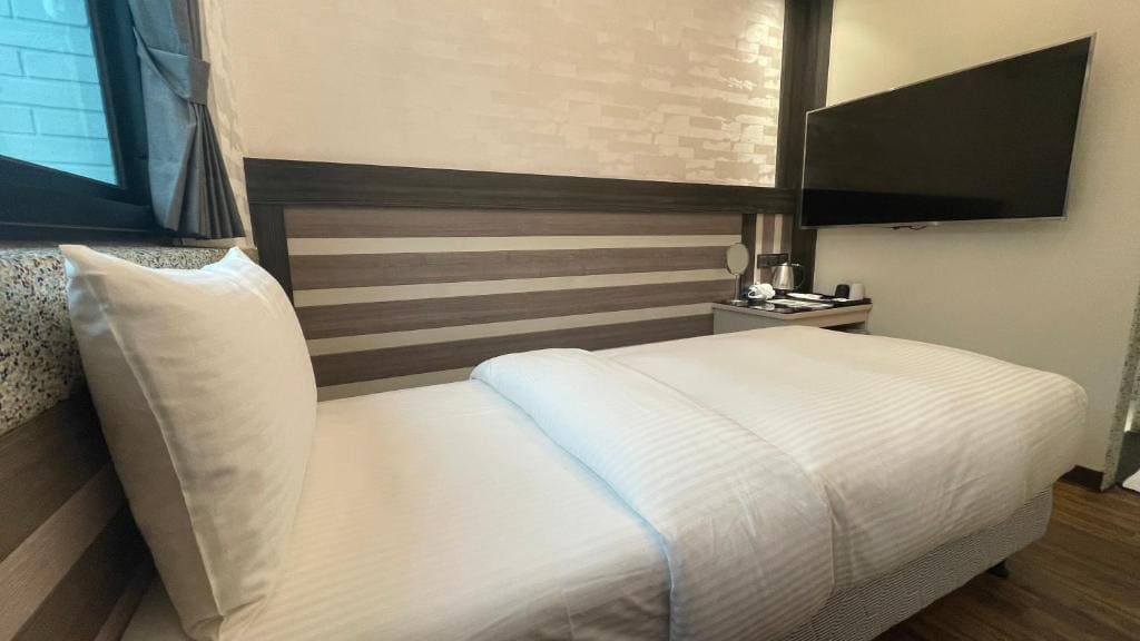 Single Room with Bathroom room - Image 2