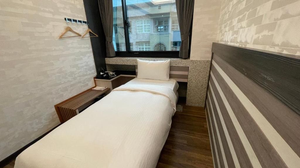 Single Room with Bathroom room - Image 1