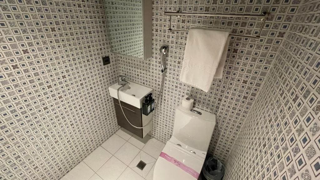 Single Room with Bathroom room - Image 3