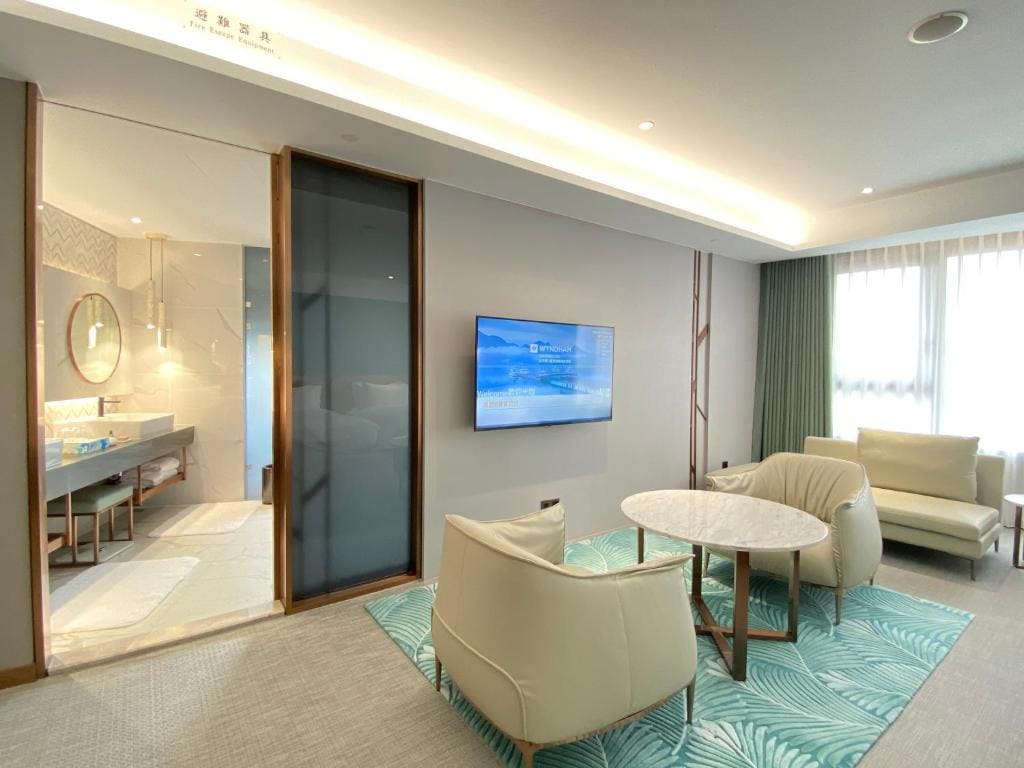Deluxe Family Room with Grand View room - Image 2
