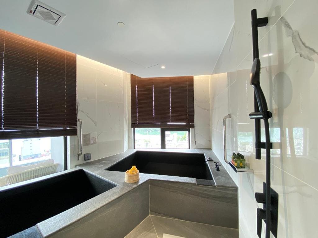 Deluxe Family Room with Grand View room - Image 3