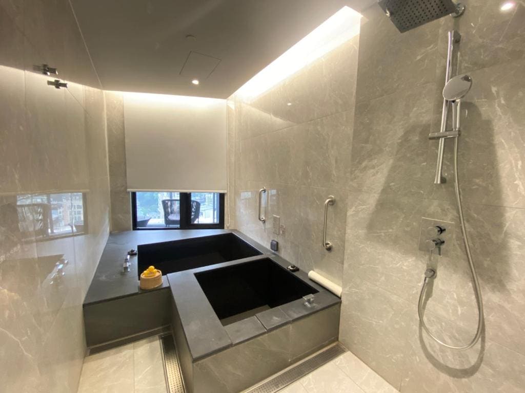 Triple Room with Partial Lake View room - Image 2